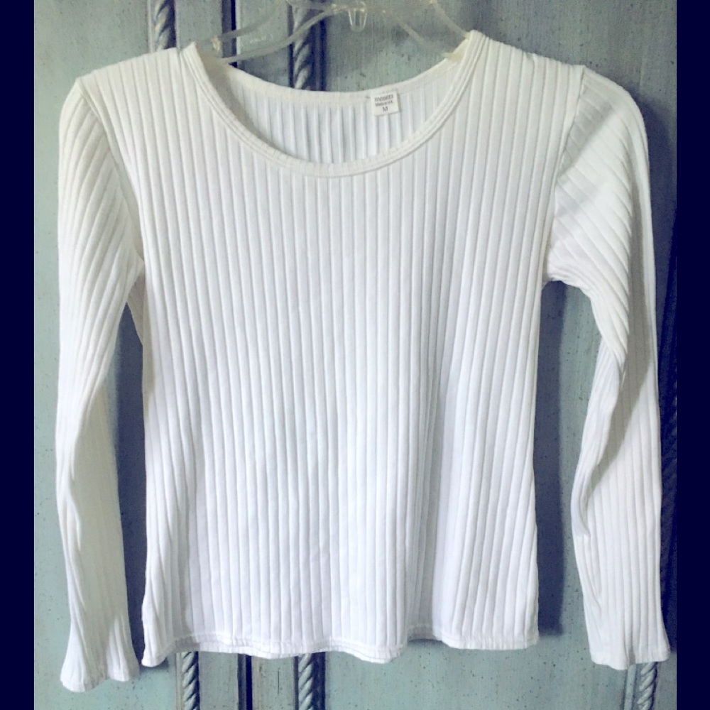 Short white top with long sleeves